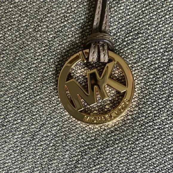 Michael Kors crossbody chain drawstring  bucket bag neutral putty color - Picture 8 of 9